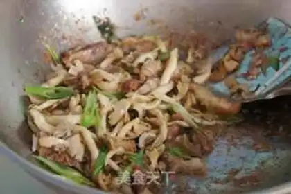 Make Gold mushroom fried elbow meat step 6