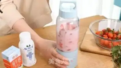 Make Strawberry shakes step 3