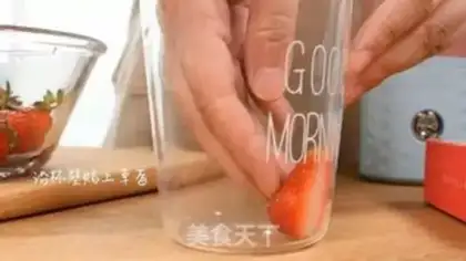 Make Strawberry shakes step 4