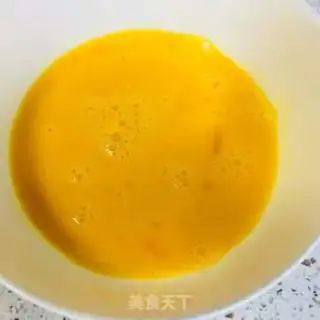 Make Pumpkin holding eggs step 1