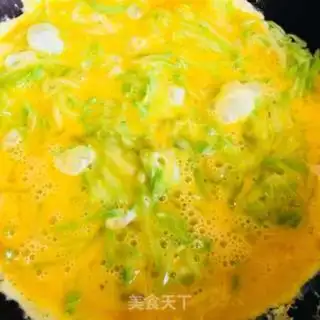 Make Pumpkin holding eggs step 4