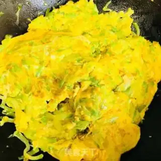Make Pumpkin holding eggs step 5