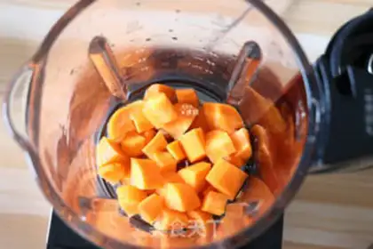 Make Carrot cat claw cake step 1