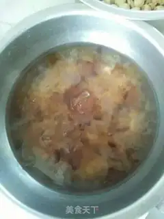 Make Peach glue and silver-eared lotion soup step 0