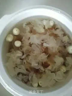 Make Peach glue and silver-eared lotion soup step 3