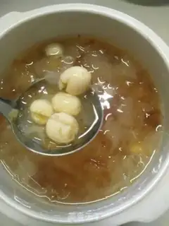 Make Peach glue and silver-eared lotion soup step 4