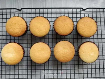 Make Tigger Cup cake step 9