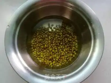 Make Porridge of millet green beans step 1
