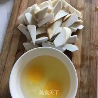 Make Eggs with almond mushrooms step 0