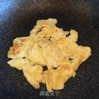 Make Eggs with almond mushrooms step 1