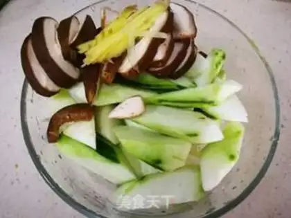 Make Eggskin mushrooms and melon soup step 1