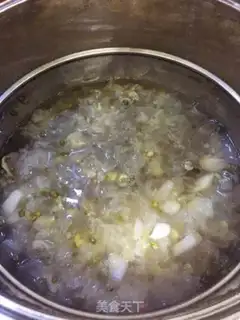 Make Silver ear lily green bean soup step 3