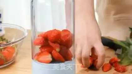 Make Strawberry shakes step 1