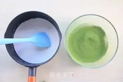 Make The green of the towel roll step 5