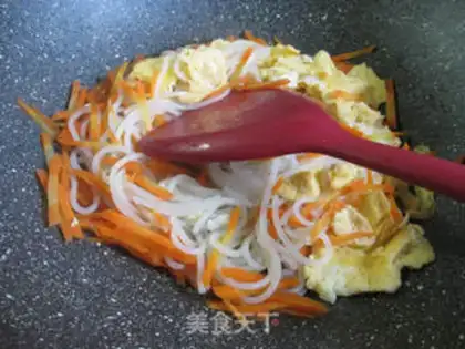 Make Carrot duck egg fried rice powder step 4