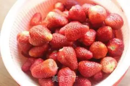 Make Strawberry bar ice step 1