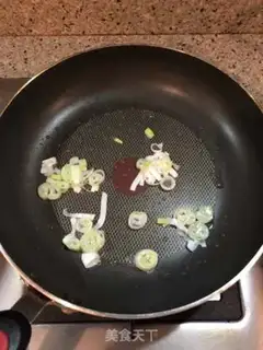 Make Tomato tuna pasta step 1