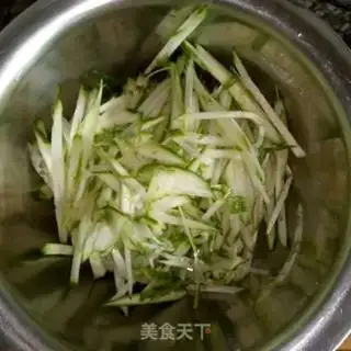 Make cucumber eggcake step 1