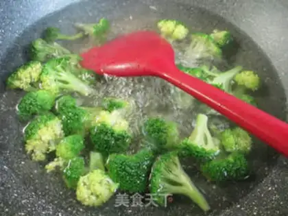 Make The broccoli fried the chicken step 2