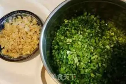 Make An egg box of celery step 1