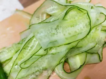 Make Eels cucumber roll step 4