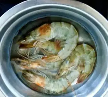 Make Shrimp steamed eggs step 1