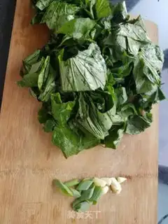 Make Clear the red potato leaves step 0