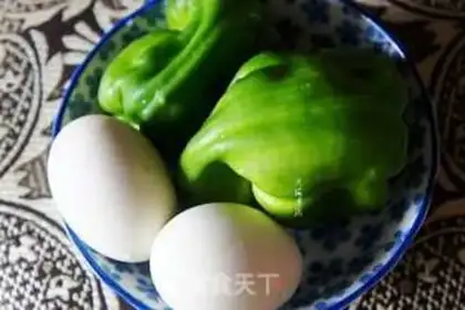 Make Green peppers with salted duck eggs step 0