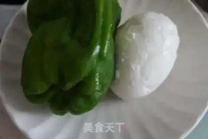 Make Green peppers with salted duck eggs step 1
