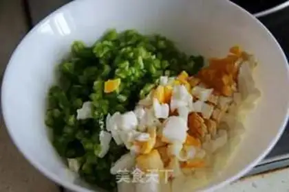 Make Green peppers with salted duck eggs step 4