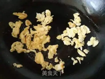 Make Onion egg fried rice step 4