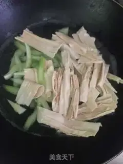 Make The celery celery curry peanuts step 2