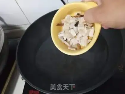 Make Home eats spicy soup step 5