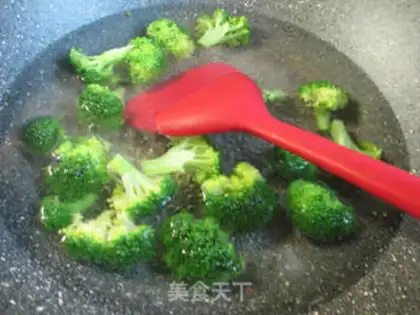 Make The broccoli will fry step 1