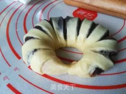 Make Doudou rolls step 23