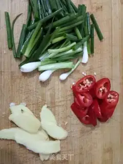 Make Ginger onions and crabs step 1