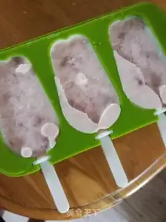 Make Strawberry popsicles step 1