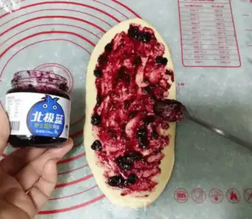 Make Blueberry sauce rose bread step 8