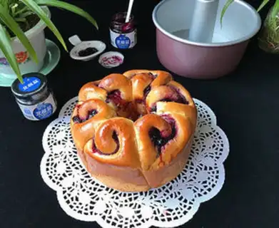 Make Blueberry sauce rose bread step 15