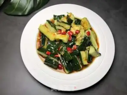 Make Hands on the cucumber step 3