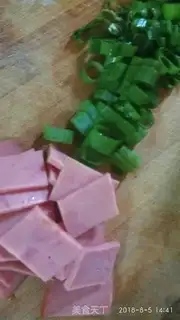 Make Fried ham and egg noodles step 1