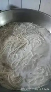 Make Fried ham and egg noodles step 2