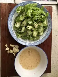 Make Autumn pepper fried eggs step 1