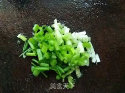 Make Onion eggs fried river powder step 1