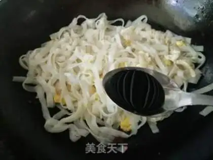Make Onion eggs fried river powder step 5