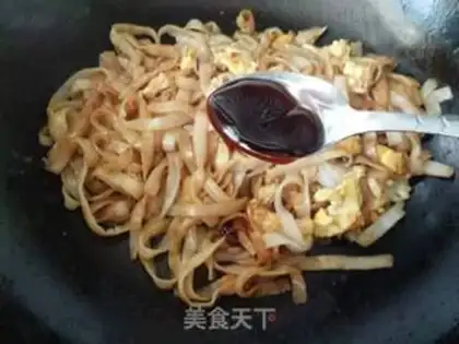 Make Onion eggs fried river powder step 6