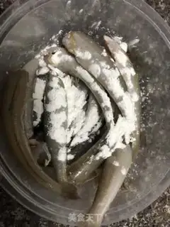 Make Fried sardines step 1