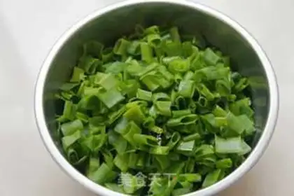 Make Onion leaves step 1