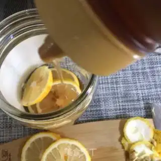 Make Homemade lemon honey water step 2