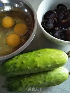 Make cucumber-mucked eggs step 0